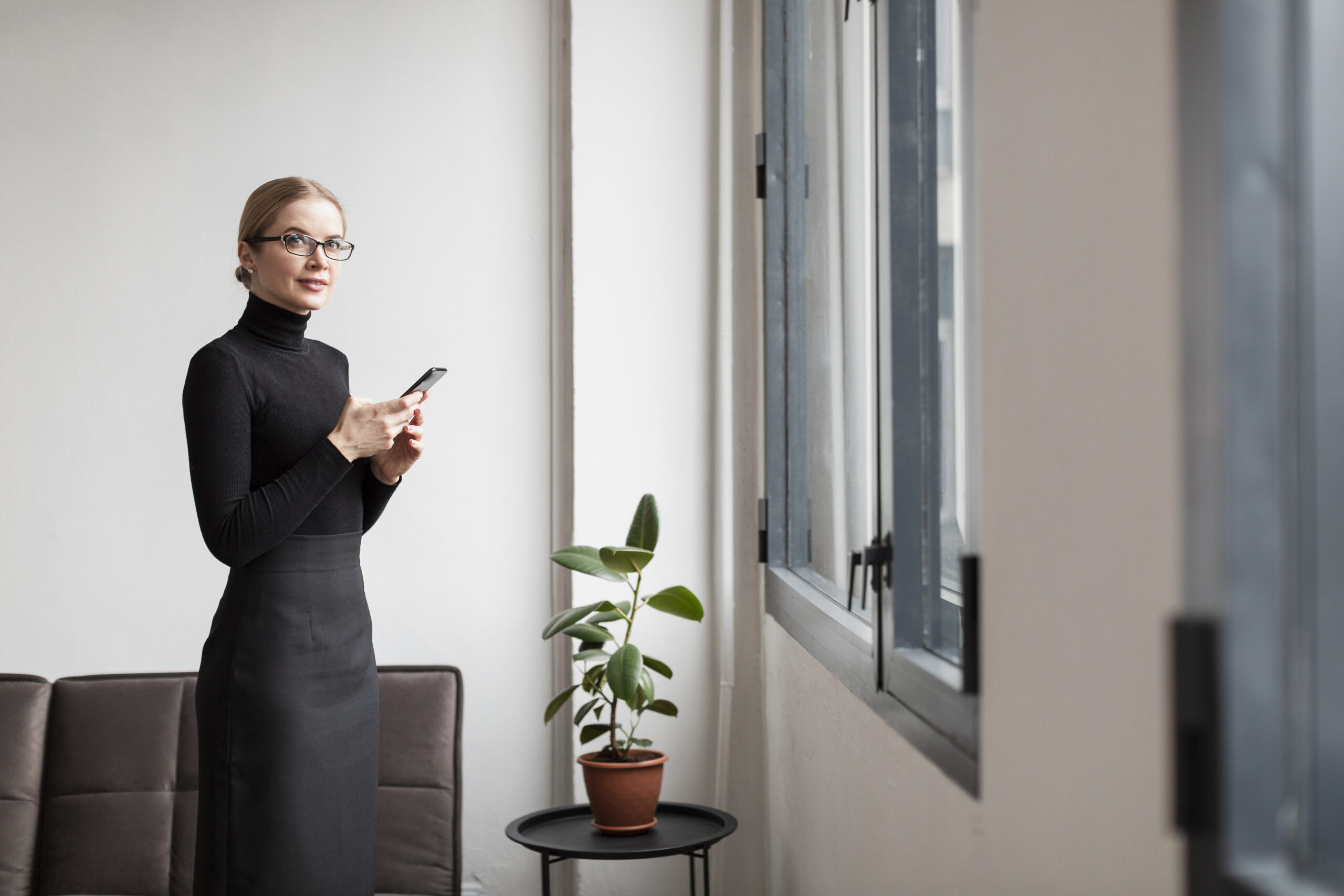 side-view-modern-female-with-mobile